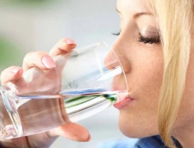 Γιατί αξίζει να πίνετε νερό αμέσως μόλις σηκώνεστε το πρωί;